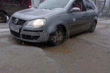 Gropi și noroi mai ceva ca pe un drum de țară, în buricul Sucevei