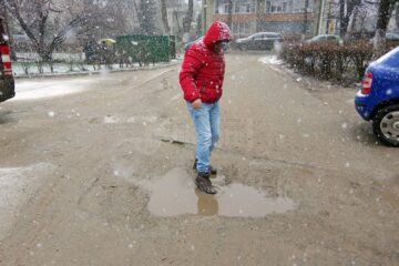 Gropi și noroi mai ceva ca pe un drum de țară, în buricul Sucevei