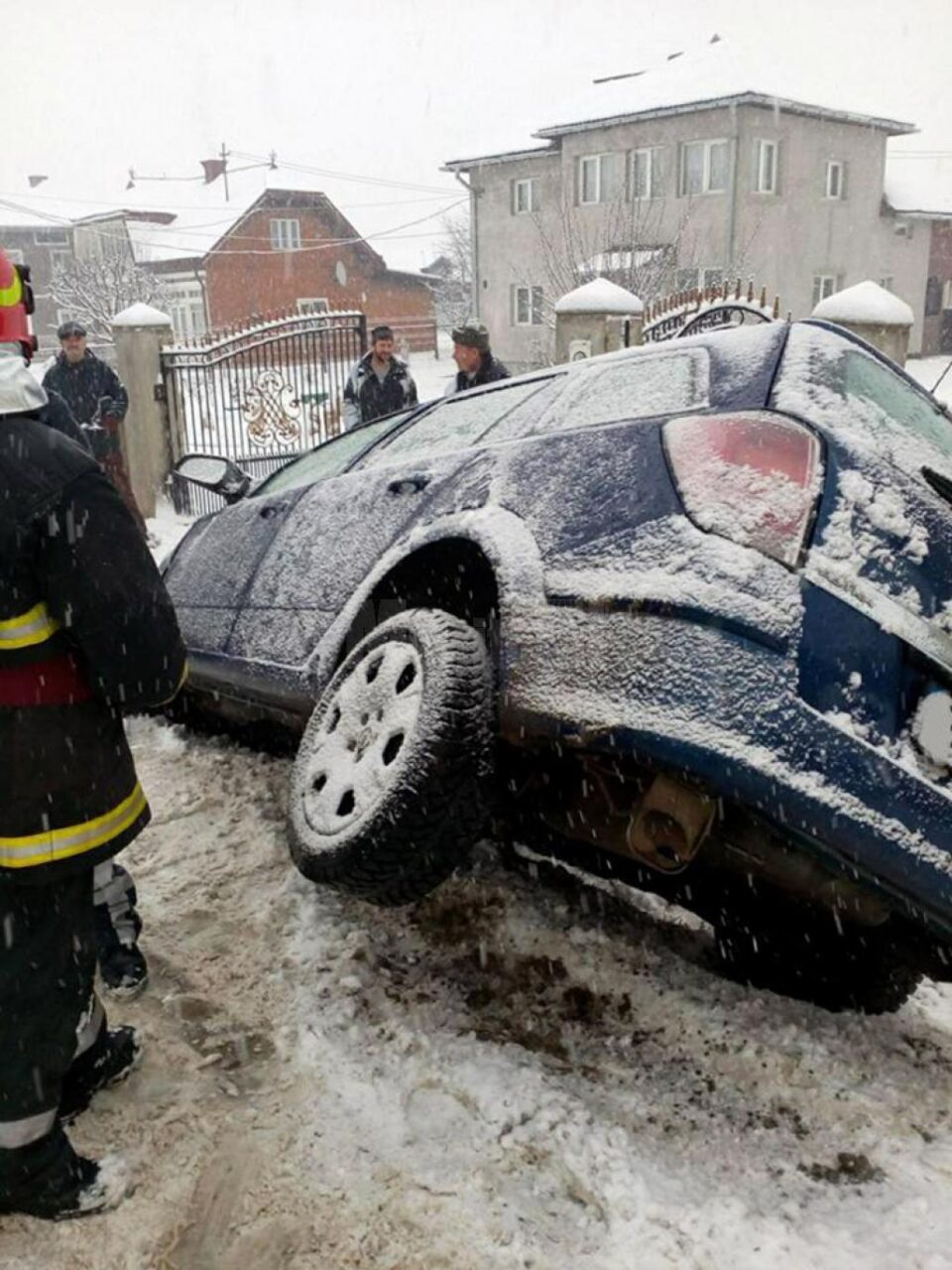 Autoturismul a intrat într-un cap de pod, după ce a derapat pe un drum acoperit cu zăpadă