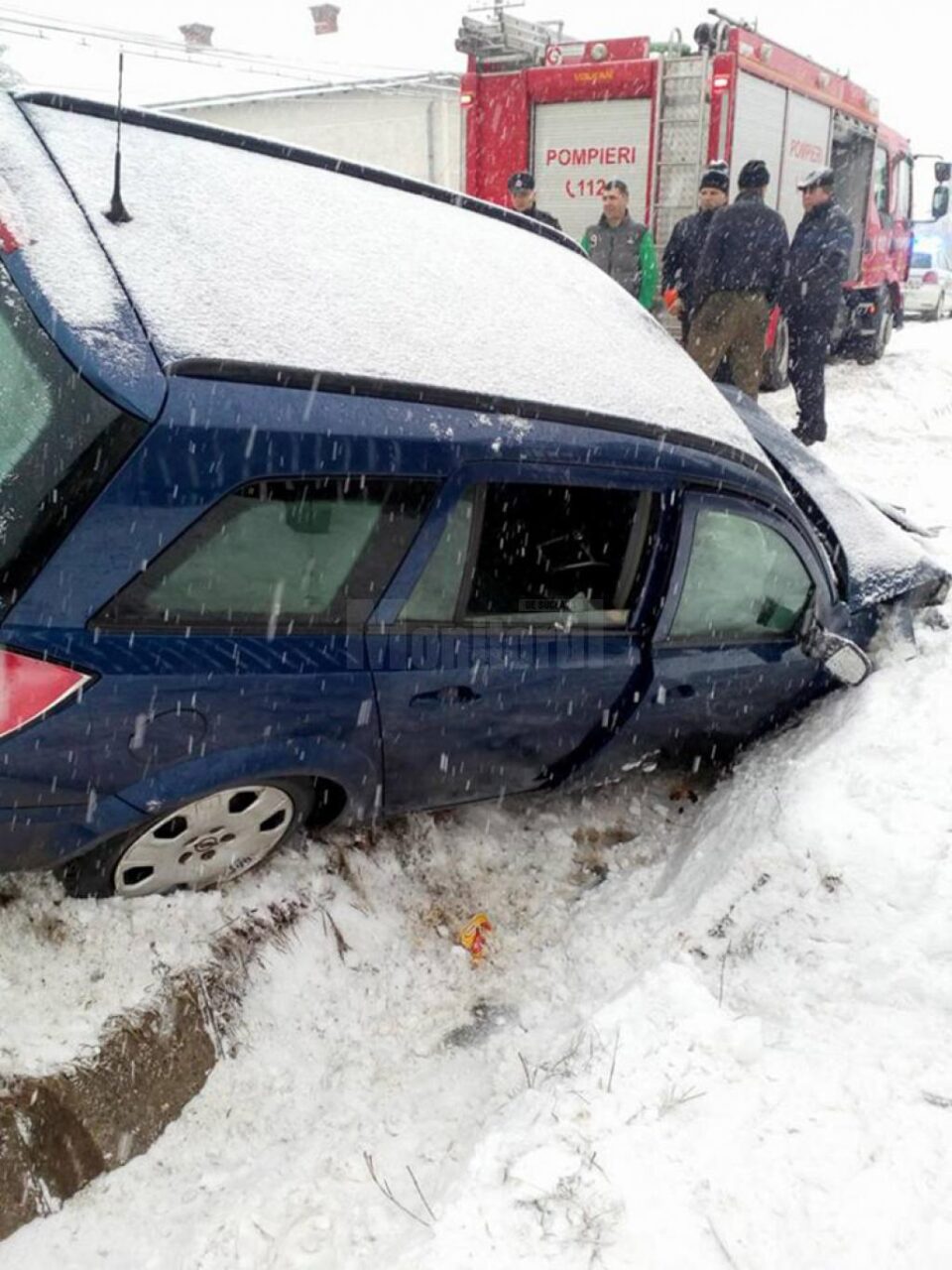 Autoturismul a intrat într-un cap de pod, după ce a derapat pe un drum acoperit cu zăpadă