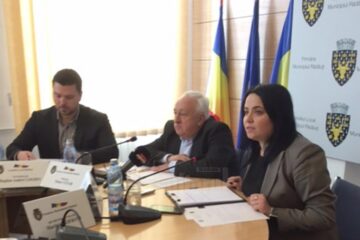 Primarul municipiului Rădăuți, Nistor Tatar (în centru), a fost extrem de tranșant la finele săptămânii trecute, într-o conferință de presă, vizavi de problema construcțiilor ilegale
