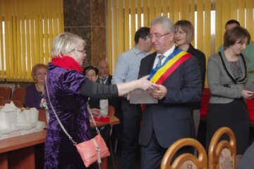 Ion Lungu a acordat diplome și medalii aniversare personalităților Sucevei la împlinirea a 630 de ani de atestare documentară