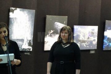 Criticul de artă Delia Ioana Leizeriuc și Diana Dimitriu, la vernisajul expoziției "Povești de suflet"