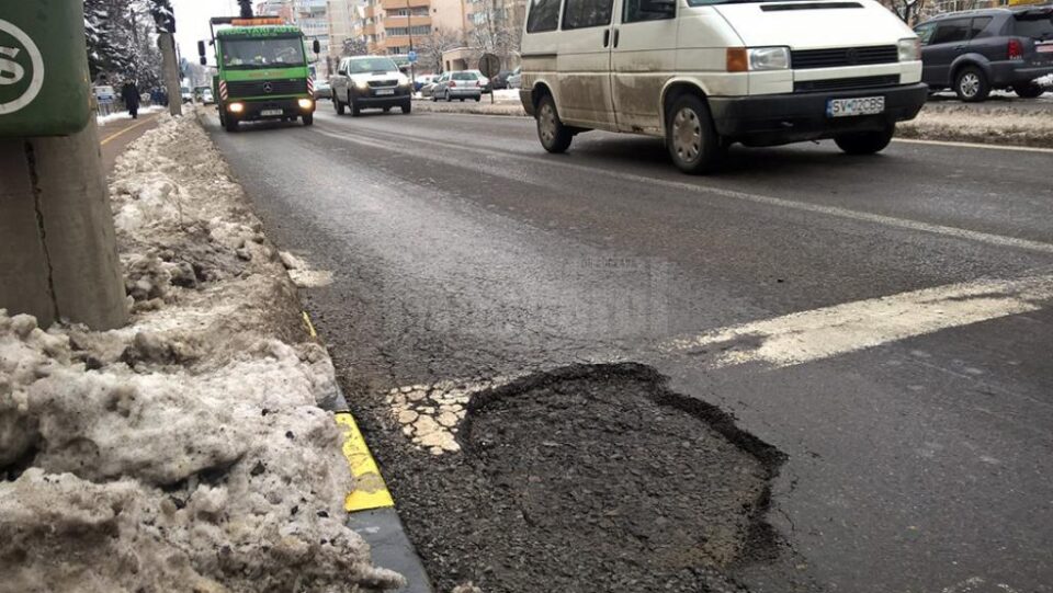 Gropi tot mai deranjante și-au făcut apariția pe străzile Sucevei