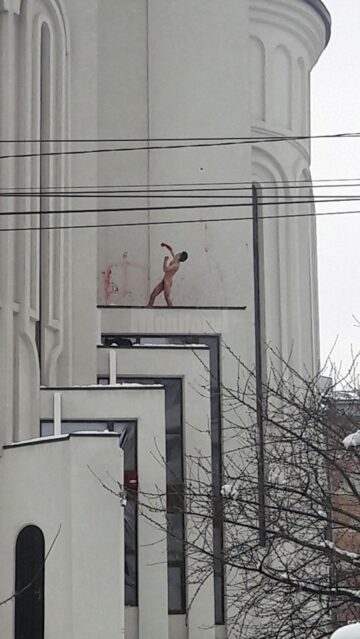 Scene horror, cu un tânăr dezbrăcat și plin de sânge, urcat pe Catedrala din Suceava