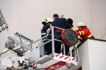 Scene horror, cu un tânăr dezbrăcat și plin de sânge, urcat pe Catedrala din Suceava