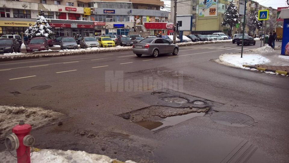 Gropi în mijlocul intersecției, în George Enescu