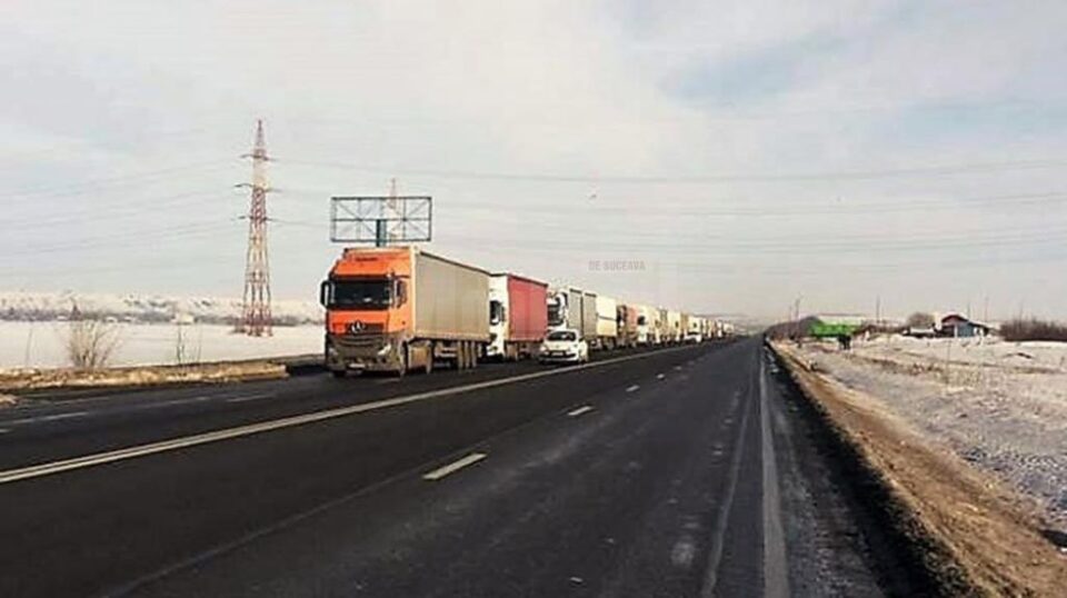 Coada de tiruri în Vama Siret s-a întins pe kilometri întregi la sfârșit de săptămână