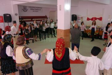 Zeci de artiști, oficialități, elevi, prezenți la deschiderea proiectului ”10 pentru folclor”, ediția a III-a