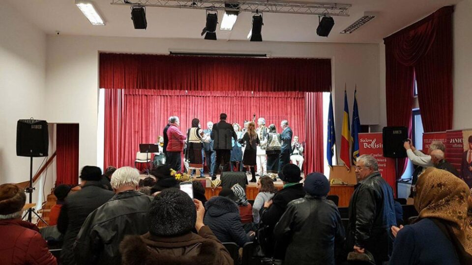 Caravana ”10 pentru folclor” a ajuns luni la Rădășeni