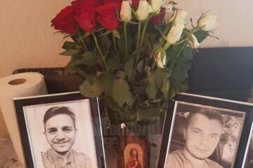 Cei doi tineri morți în accidentul din Marea Britanie. Gheorghe Sofițchi, în dreapta