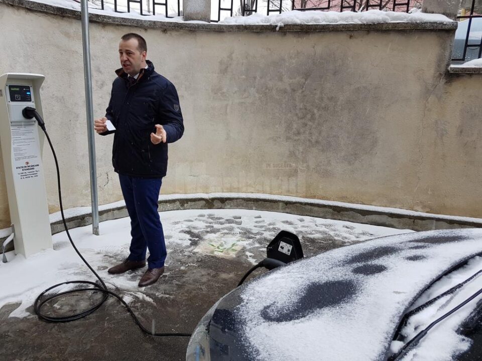 Viceprimarul Lucian Harșovschi a făcut o demonstrație de încărcare a unei mașini electrice, la una din stațiile de la Primăria Suceava 4 Viceprimarul Lucian Harșovschi a făcut o demonstrație de încărcare a unei mașini electrice, la una din stațiile de la Primăria Suceava 4