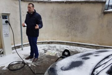 Viceprimarul Lucian Harșovschi a făcut o demonstrație de încărcare a unei mașini electrice, la una din stațiile de la Primăria Suceava 4
