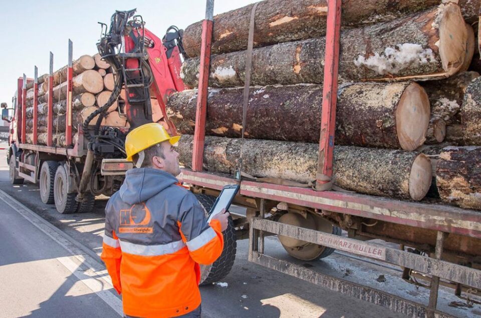 Sistemul de urmărire prin GPS a materialului lemnos, Timflow, permite Holzindustrie Schweighofer să monitorizeze traseul fiecărui camion ce livrează buștean de la punctul de încărcare până la poarta fabricii Sistemul de urmărire prin GPS a materialului lemnos, Timflow, permite Holzindustrie Schweighofer să monitorizeze traseul fiecărui camion ce livrează buștean de la punctul de încărcare până la poarta fabricii