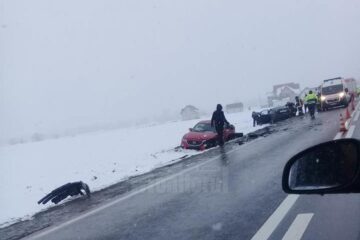 Cele două mașini implicate în accident