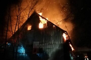 Incendiul a cuprins întreaga casă de locuit și o anexă