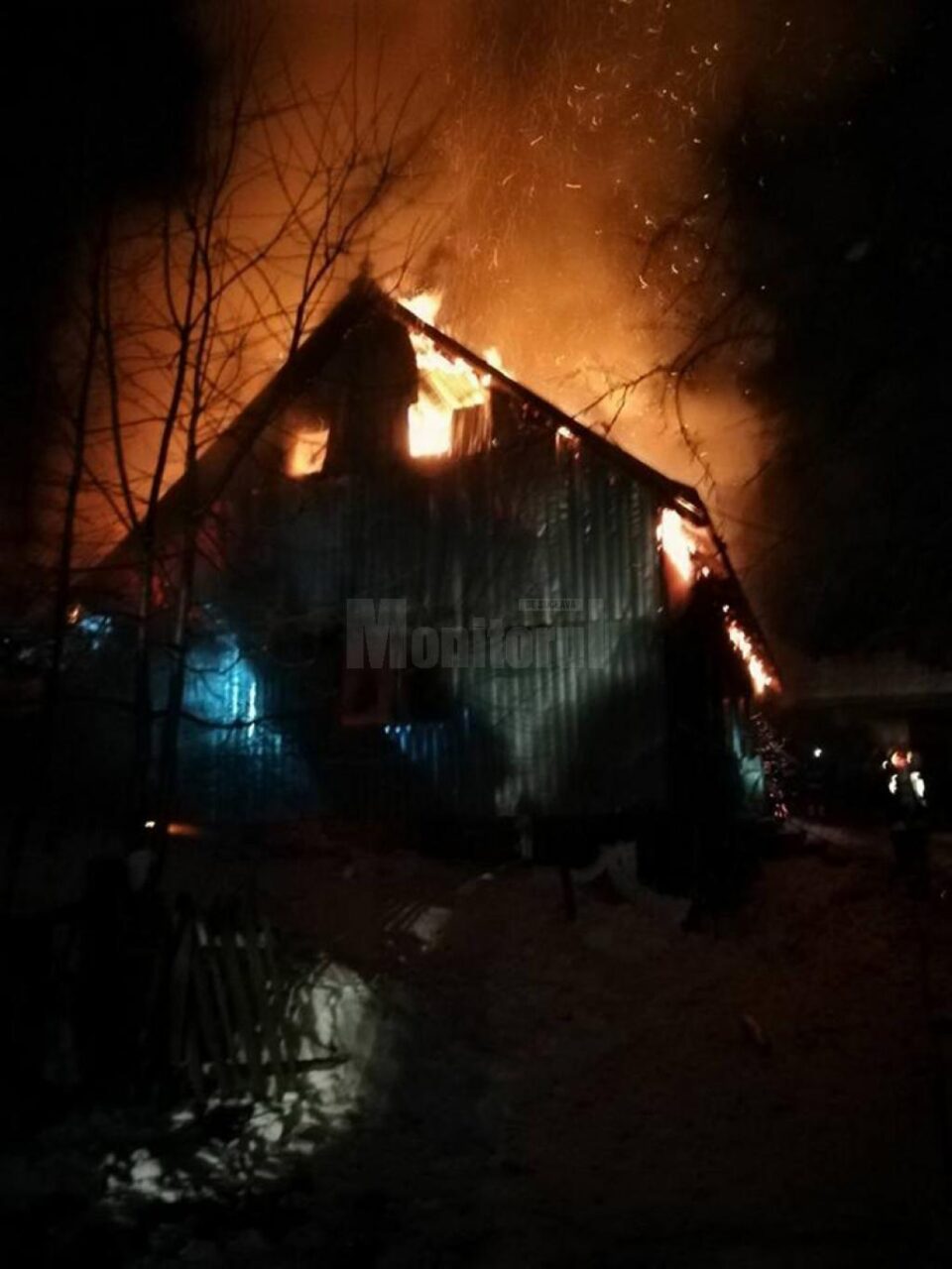 Incendiul a cuprins întreaga casă de locuit și o anexă