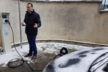 Viceprimarul Lucian Harșovschi a făcut o demonstrație de încărcare a unei mașini electrice, la una din stațiile de la Primăria Suceava