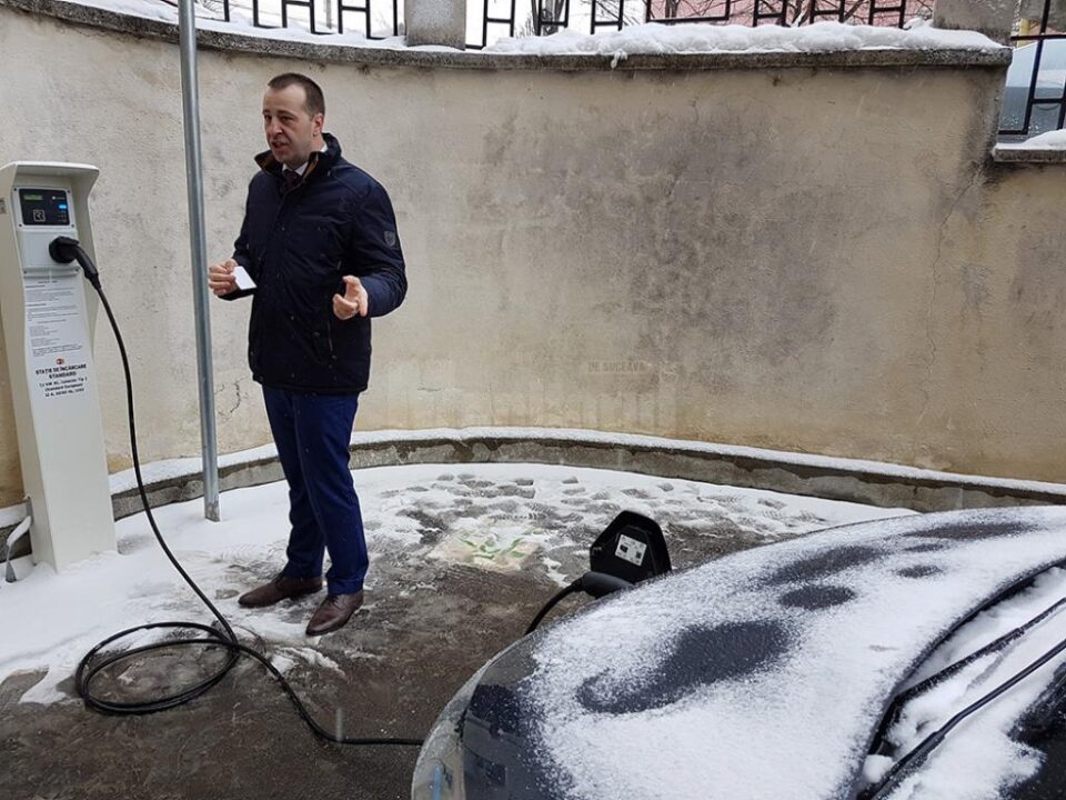 Viceprimarul Lucian Harșovschi a făcut o demonstrație de încărcare a unei mașini electrice, la una din stațiile de la Primăria Suceava