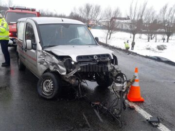 Impactul a fost atât de puternic, încât motorul Fiatului a fost smuls de sub capotă și proiectat în șanț