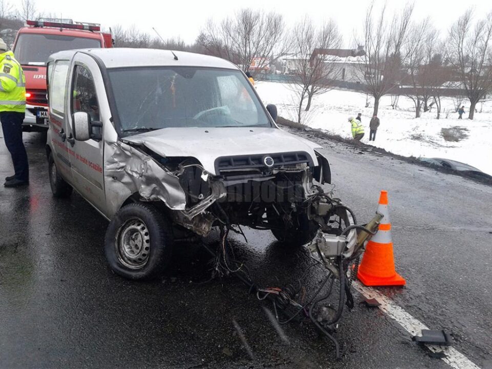 Impactul a fost atât de puternic, încât motorul Fiatului a fost smuls de sub capotă și proiectat în șanț