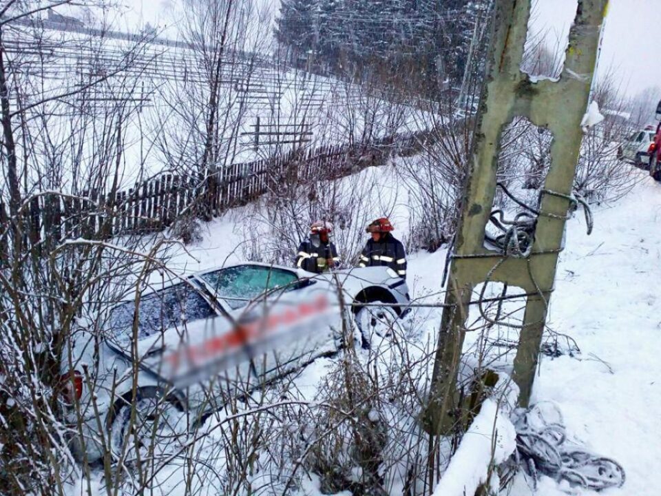 Masina a fost ancorata de pompieri, cei doi ocupanti fiind scosi in siguranta