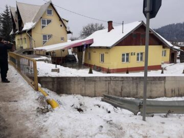 Autoturismul a distrus balustrada, a sărit peste albia unui pârâu și a plonjat pe terasa barului din curte