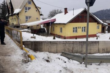 Autoturismul a distrus balustrada, a sărit peste albia unui pârâu și a plonjat pe terasa barului din curte