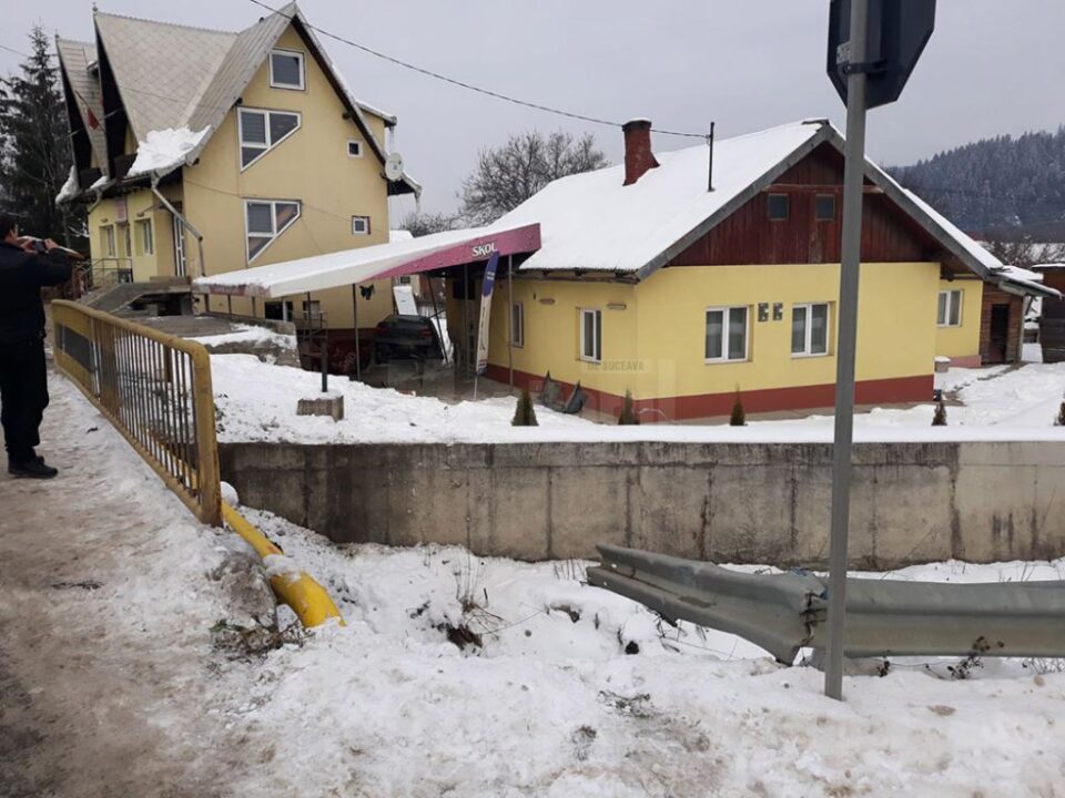 Autoturismul a distrus balustrada, a sărit peste albia unui pârâu și a plonjat pe terasa barului din curte
