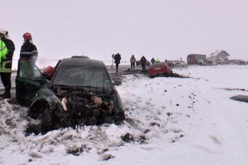 După impact cele două mașini au ieșit în decor