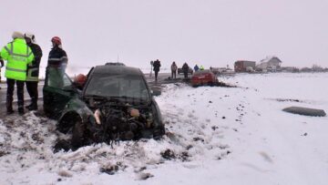 După impact cele două mașini au ieșit în decor