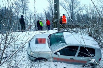 In urma unei manevre gresite, autoturismul a alunecat intr-o rapa adanca de 6 metri