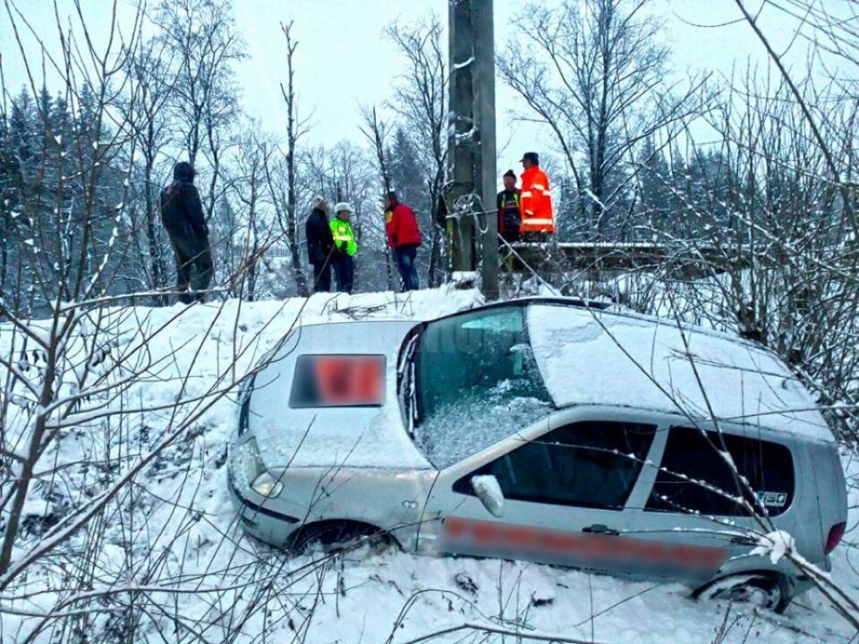 In urma unei manevre gresite, autoturismul a alunecat intr-o rapa adanca de 6 metri