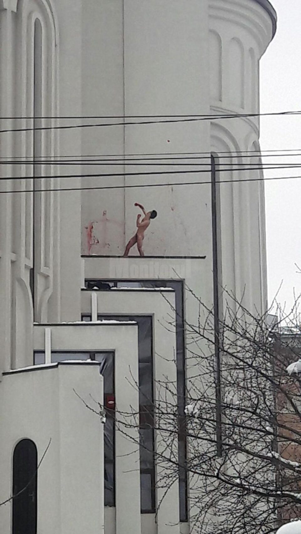 Adolescentul care a urcat pe Catedrala din Suceava a fost transferat la un spital de psihiatrie Adolescentul care a urcat pe Catedrala din Suceava a fost transferat la un spital de psihiatrie