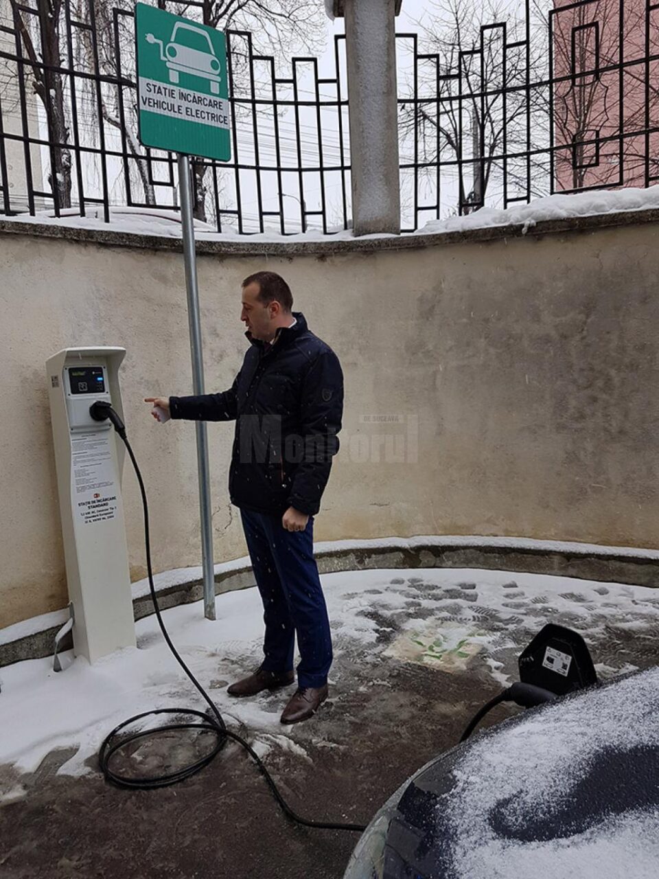 Viceprimarul Lucian Harșovschi a făcut o demonstrație de încărcare a unei mașini electrice, la una din stațiile de la Primăria Suceava