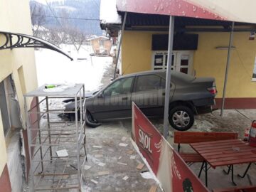 Mașina a ajuns pe terasa barului, intrând în coliziune cu pereții celor două imobile