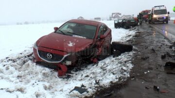 După impact cele două mașini au ieșit în decor