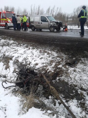 Un bărbat rănit și două mașini avariate, după ce o șoferiță a pătruns pe contrasens