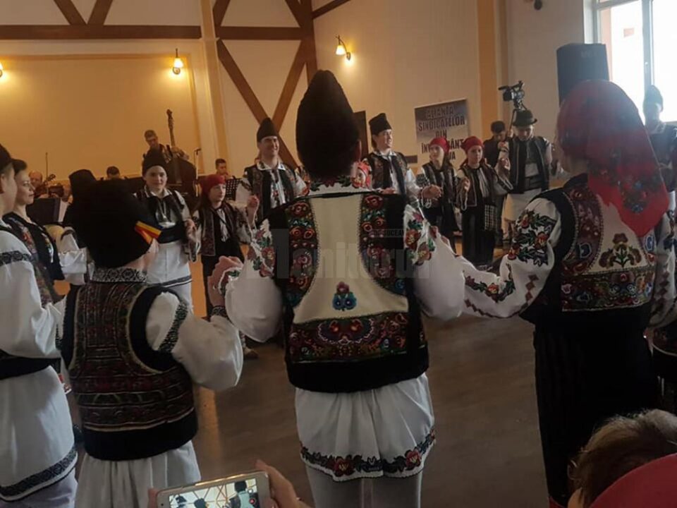 „Călineștenii Țării Maramureșului" și interpreta Măriuca Verdeș, aplaudați îndelung de publicul din Dorna Arini