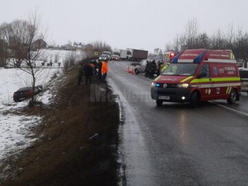 Un bărbat rănit și două mașini avariate, după ce o șoferiță a pătruns pe contrasens