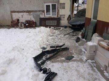 Un șofer băut a făcut cu mașina un salt de peste zece metri și a ajuns pe terasa unui bar din Câmpulung