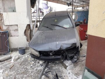 Un șofer băut a făcut cu mașina un salt de peste zece metri și a ajuns pe terasa unui bar din Câmpulung