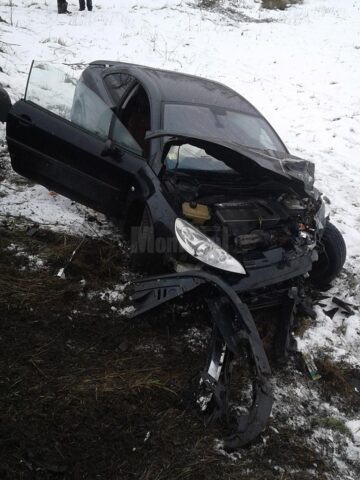 Un bărbat rănit și două mașini avariate, după ce o șoferiță a pătruns pe contrasens