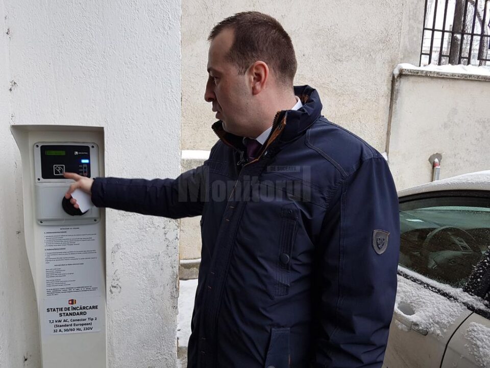 Viceprimarul Lucian Harșovschi a făcut o demonstrație de încărcare a unei mașini electrice, la una din stațiile de la Primăria Suceava