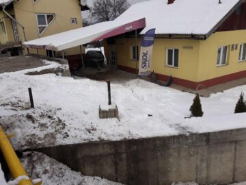 Un șofer băut a făcut cu mașina un salt de peste zece metri și a ajuns pe terasa unui bar din Câmpulung