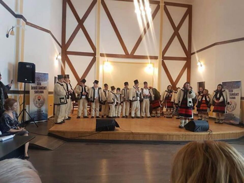 „Călineștenii Țării Maramureșului" și interpreta Măriuca Verdeș, aplaudați îndelung de publicul din Dorna Arini