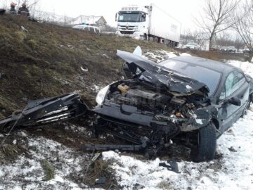 Autoturismul Peugeot a fost proiectat în urma coliziunii la o diferență de nivel de câțiva metri