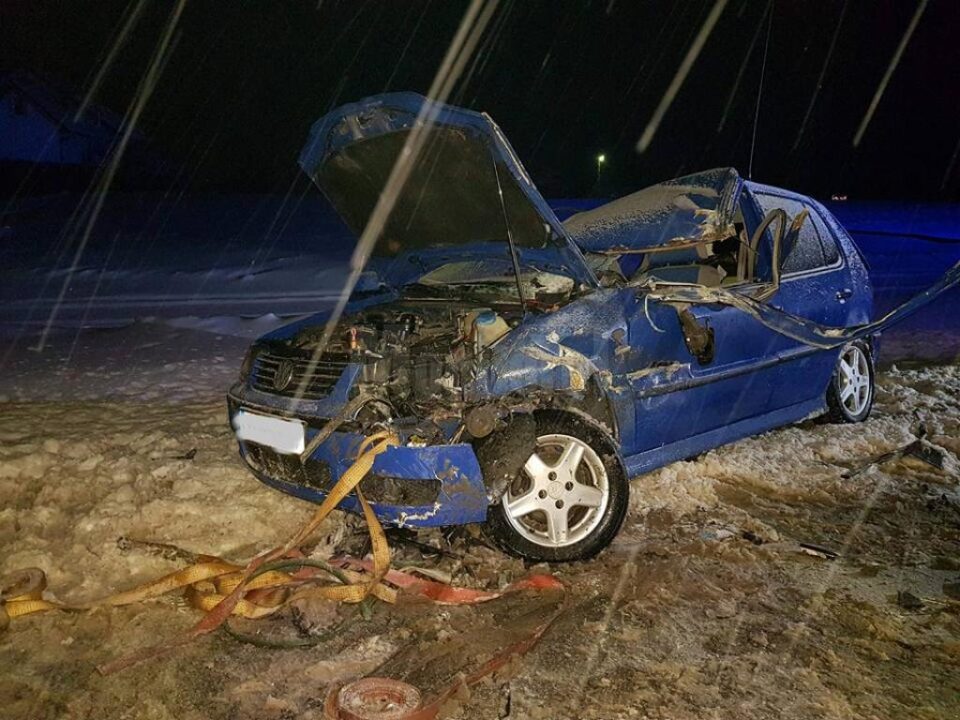 In urma impactului, cei trei tineri din autoturism au fost raniti