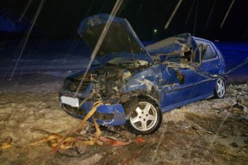 In urma impactului, cei trei tineri din autoturism au fost raniti