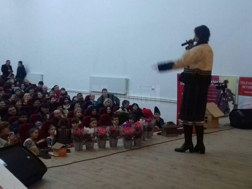 „Călineștenii Țării Maramureșului" și interpreta Măriuca Verdeș, aplaudați îndelung de publicul din Dorna Arini